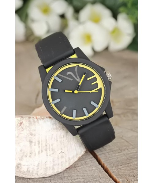 Siyah Silikon Kordonlu Sarı Renk Detaylı Spor Kasa Detaylı Bayan Kol Saati